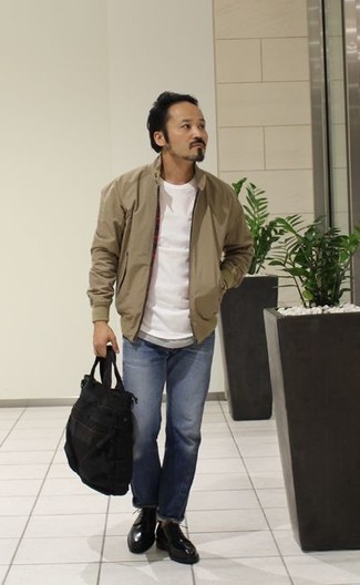 Как носить светло-коричневый бомбер с синими джинсами мужчине