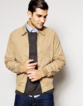 Какие свитера с круглым вырезом носить с светло-коричневым бомбером мужчине