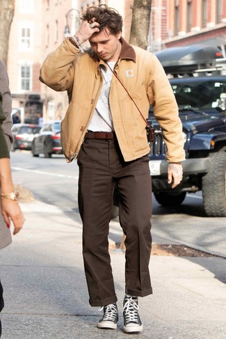 Какие классические брюки носить с светло-коричневым бомбером мужчине