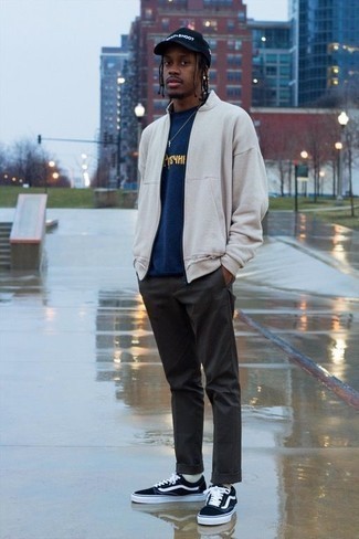 Как носить светло-коричневый бомбер с серыми брюками чинос