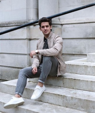 Как носить светло-коричневый бомбер с серыми джинсами мужчине