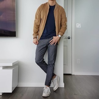 Как носить светло-коричневый бомбер с серыми джинсами мужчине