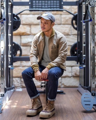 Какие высокие кеды носить с светло-коричневым бомбером мужчине