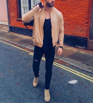 Какие джинсы носить с светло-коричневым бомбером мужчине