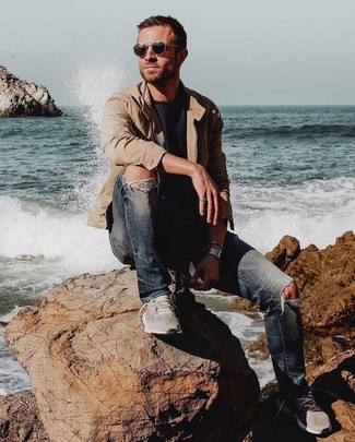 Какие джинсы носить с светло-коричневым бомбером мужчине