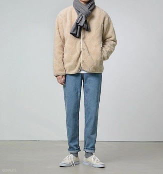 Какие джинсы носить с светло-коричневым бомбером мужчине