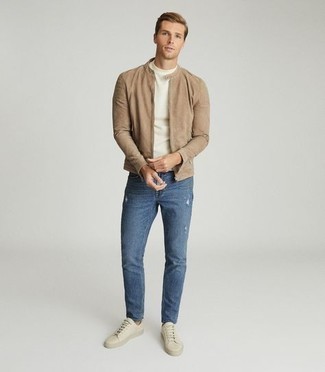 Какие джинсы носить с светло-коричневым бомбером мужчине