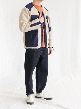 Какие джинсы носить с светло-коричневым бомбером мужчине