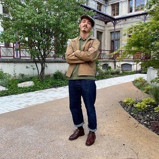 Какие джинсы носить с светло-коричневым бомбером мужчине