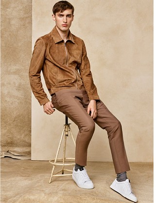 Какие низкие кеды носить с светло-коричневым бомбером мужчине