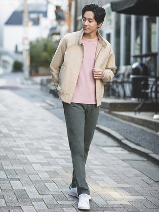 Какие низкие кеды носить с светло-коричневым бомбером мужчине