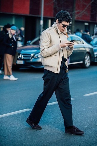 Какие низкие кеды носить с светло-коричневым бомбером мужчине