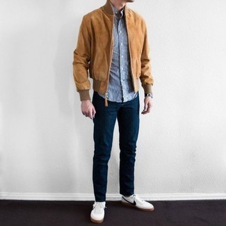 Какие низкие кеды носить с светло-коричневым бомбером мужчине