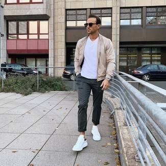 Какие низкие кеды носить с светло-коричневым бомбером мужчине
