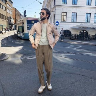 Какие низкие кеды носить с светло-коричневым бомбером мужчине