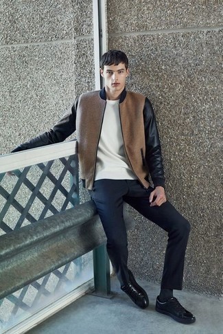 Какие низкие кеды носить с светло-коричневым бомбером мужчине