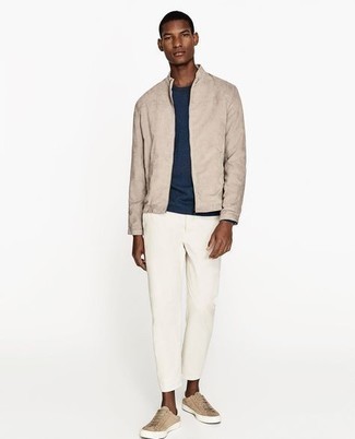 Какие низкие кеды носить с светло-коричневым бомбером мужчине