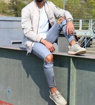 Какие зауженные джинсы носить с светло-коричневым бомбером мужчине