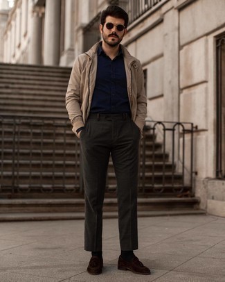 Какие лоферы с кисточками носить с светло-коричневым бомбером