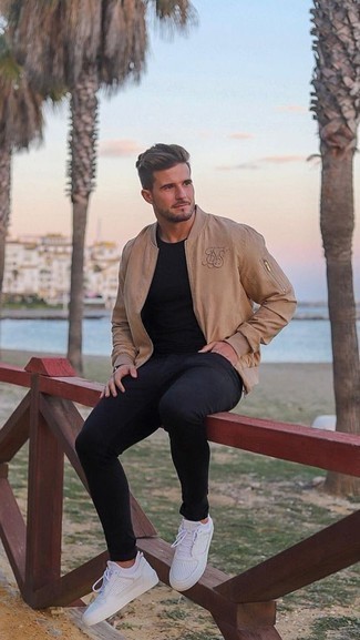 Как носить светло-коричневый бомбер с белыми кроссовками мужчине