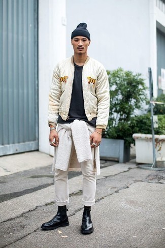 Как носить светло-коричневый бомбер с белыми джинсами мужчине