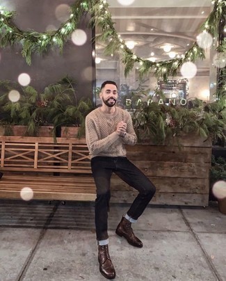 Как носить светло-коричневый вязаный свитер с черными джинсами мужчине