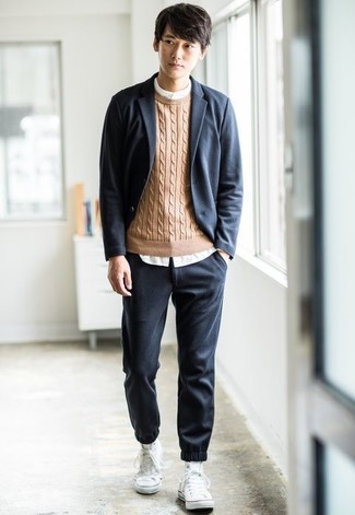 Как носить светло-коричневый вязаный свитер с темно-серыми спортивными штанами мужчине