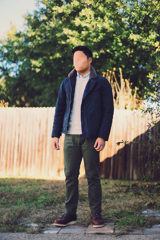 Как носить светло-коричневый вязаный свитер с темно-зелеными джинсами мужчине