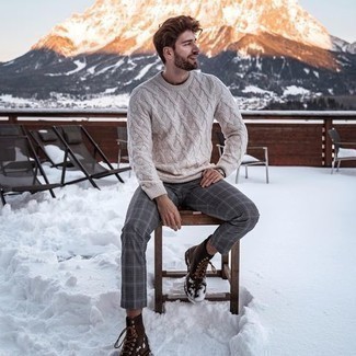 Как носить светло-коричневый вязаный свитер с серыми брюками чинос