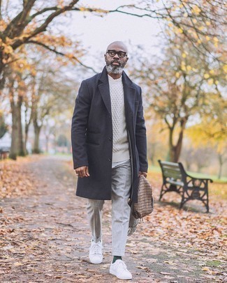 Как носить светло-коричневый вязаный свитер с серым длинным пальто