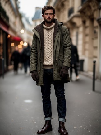 Какие джинсы носить с светло-коричневым вязаным свитером мужчине