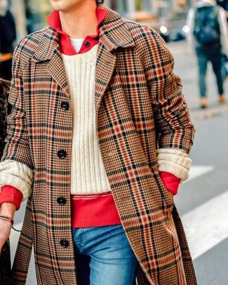 Какие джинсы носить с светло-коричневым вязаным свитером мужчине