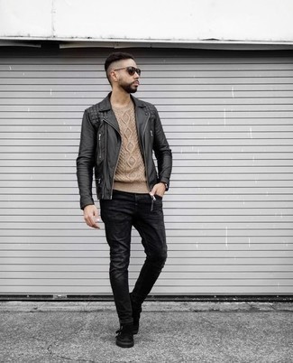 Какие джинсы носить с светло-коричневым вязаным свитером мужчине