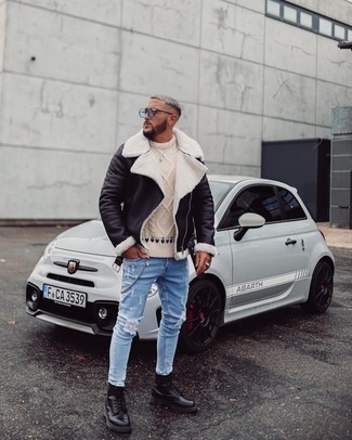 Какие джинсы носить с светло-коричневым вязаным свитером мужчине