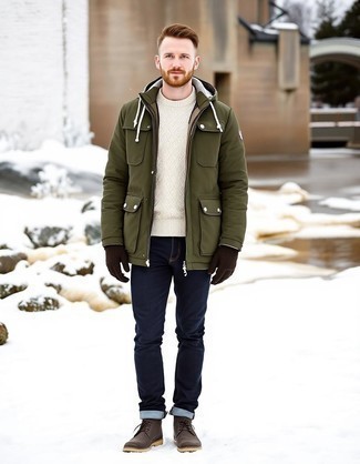 С чем носить светло-коричневый вязаный свитер мужчине