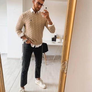 С чем носить светло-коричневый вязаный свитер мужчине