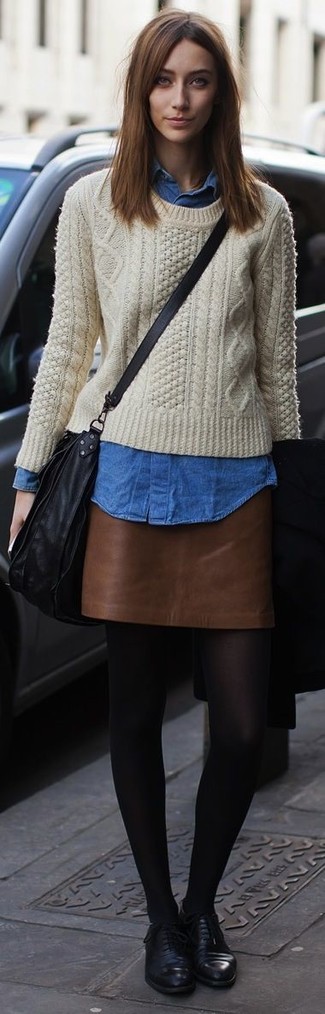 С чем носить светло-коричневый вязаный свитер женщине