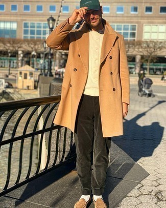 С чем носить светло-коричневый вязаный свитер мужчине