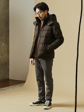 Как носить светло-коричневый вязаный свитер с табачной курткой-пуховиком мужчине