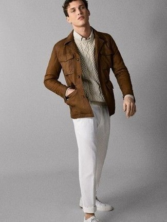 Как носить светло-коричневый вязаный свитер с белыми брюками чинос