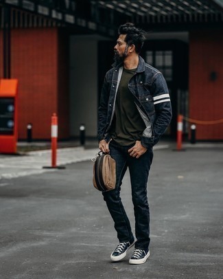 С чем носить светло-коричневую поясную сумку из плотной ткани мужчине