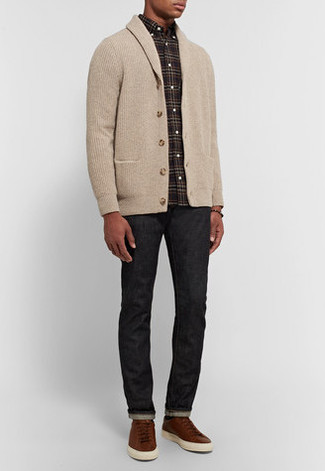 Как носить светло-коричневый кардиган с черными джинсами мужчине