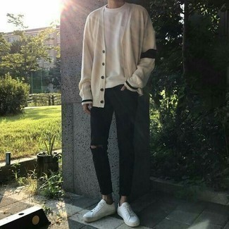 Как носить светло-коричневый кардиган с черными джинсами мужчине