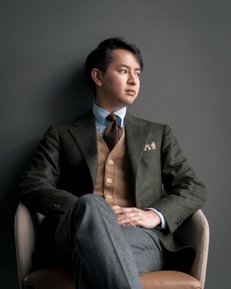 Как носить светло-коричневый кардиган с темно-зеленым шерстяным пиджаком мужчине