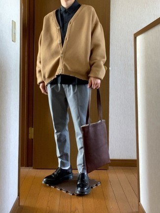 Как носить светло-коричневый кардиган с серыми брюками чинос