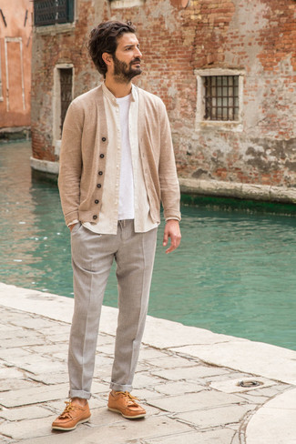 Как носить светло-коричневый кардиган с серыми брюками чинос