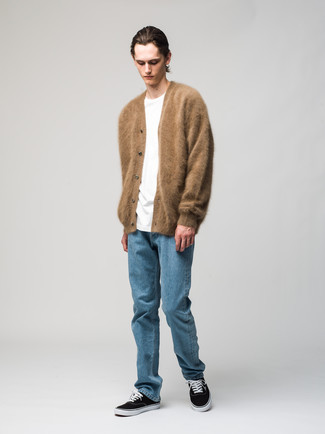 Какие джинсы носить с светло-коричневым кардиганом мужчине