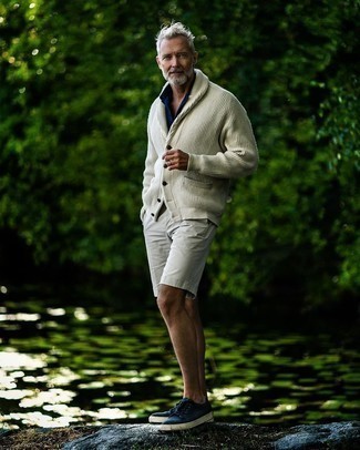 Какие низкие кеды носить с светло-коричневым кардиганом мужчине