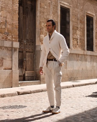 Какие низкие кеды носить с светло-коричневым кардиганом мужчине