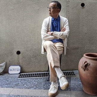 Какие низкие кеды носить с светло-коричневым кардиганом мужчине